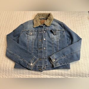 Y2K Levi’s fur collar denim jacket